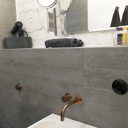 Square 8 Apartment