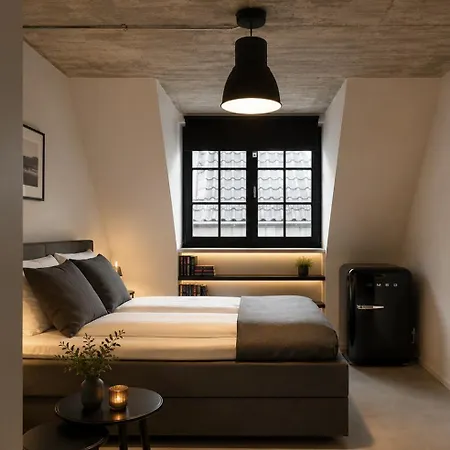 Square 8 Apartment *