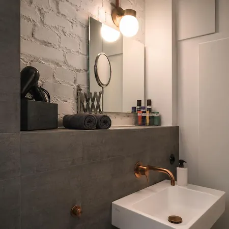 Square 8 Apartment *