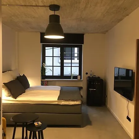 Apartment Square 8
