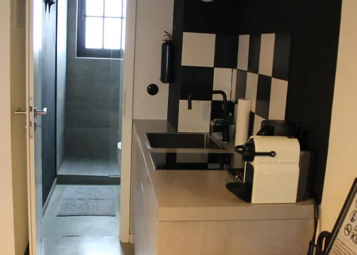 Square 8 Apartment *