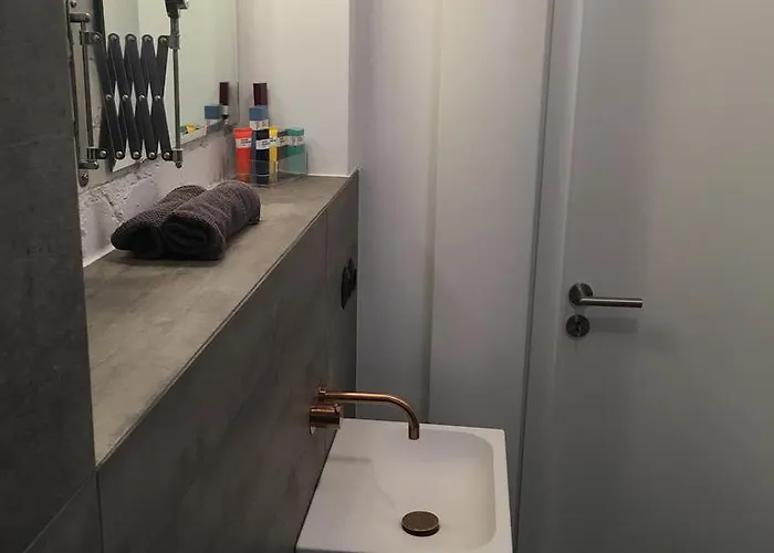 Square 8 Apartment *